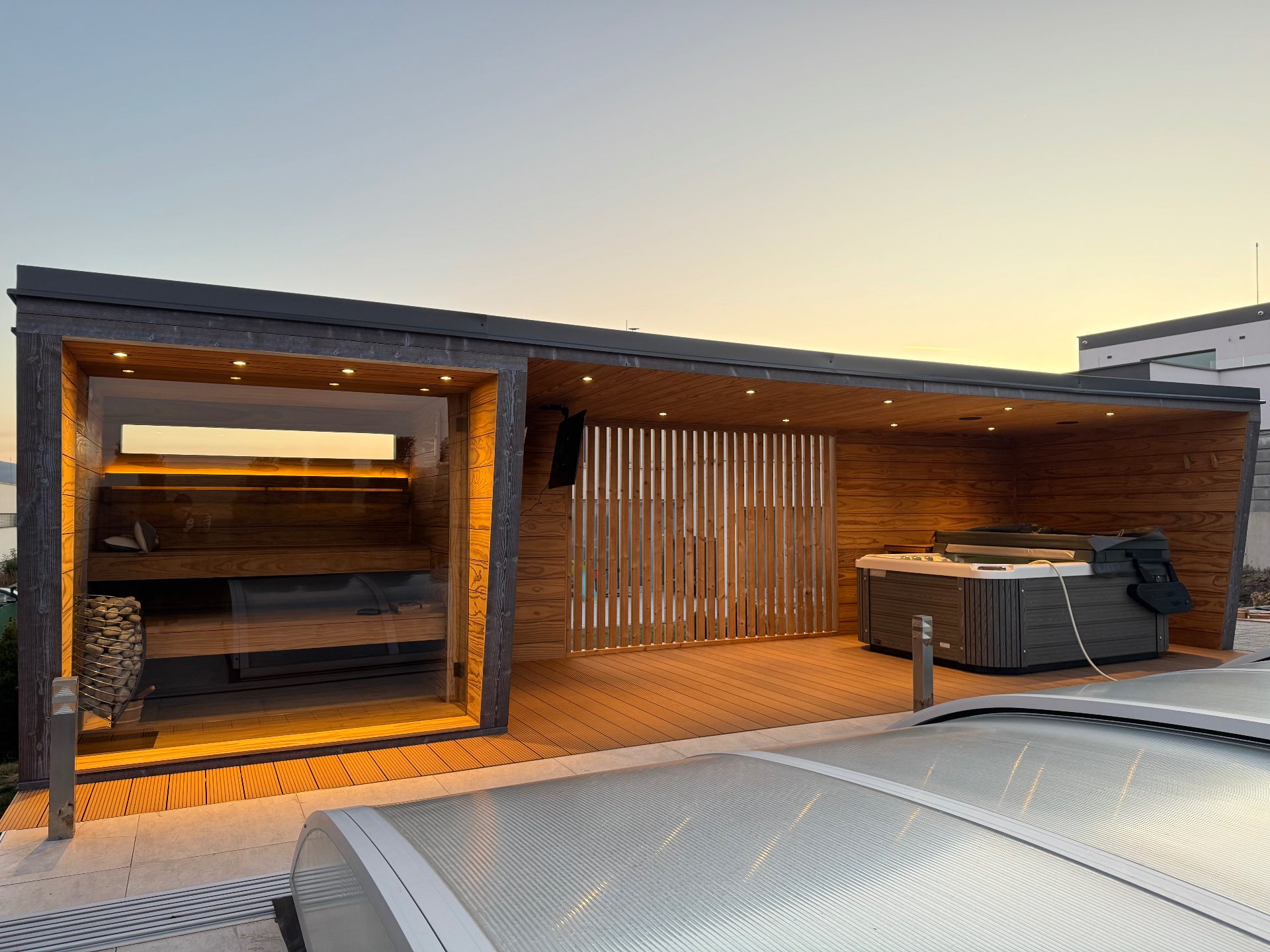 Exteriérový wellness s vírivkou a saunou