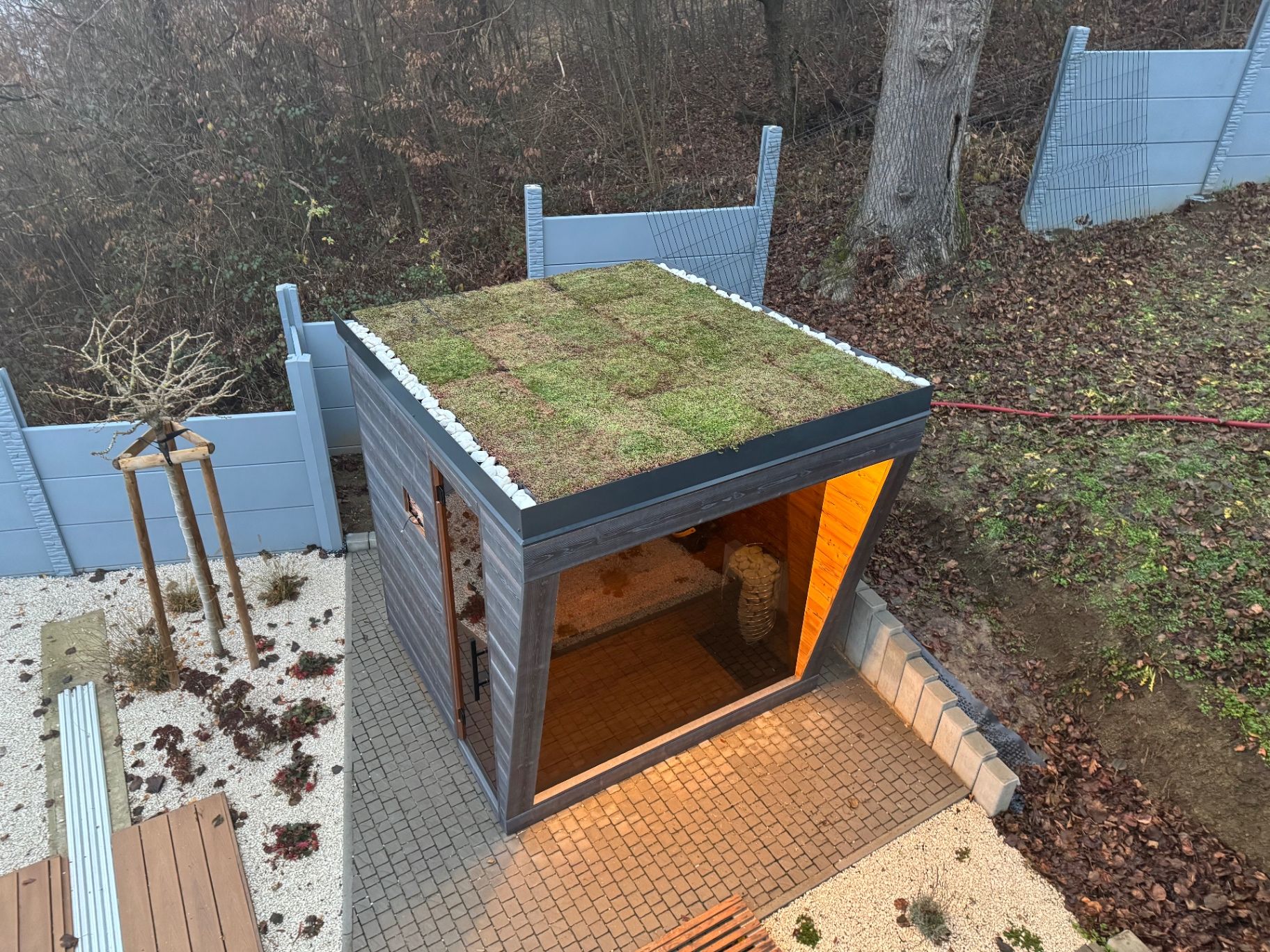 Exteriérová kombinovaná sauna so zelenou strechou