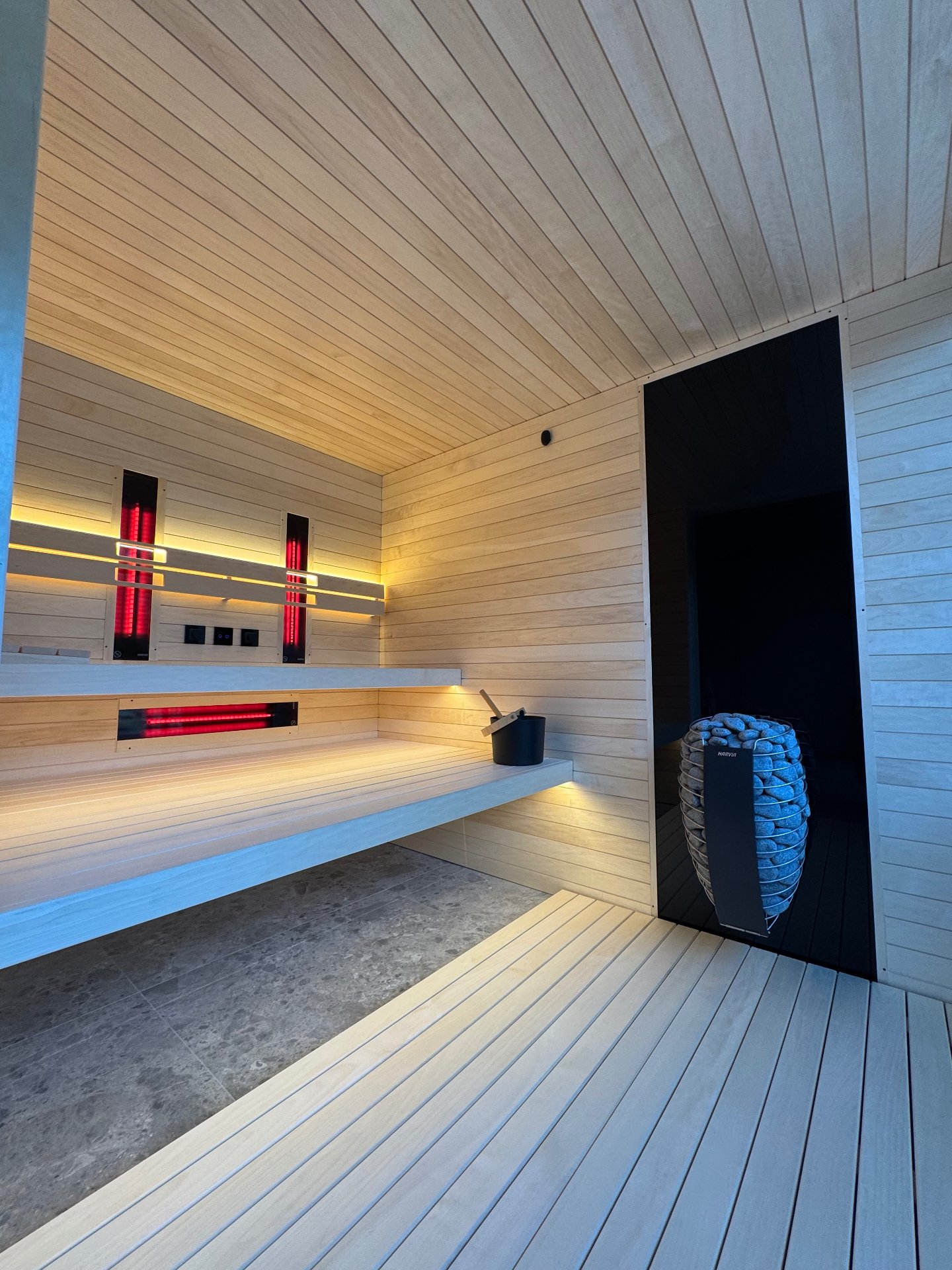 Kombinovaná sauna so svetlým drevom a Harvia pieckou