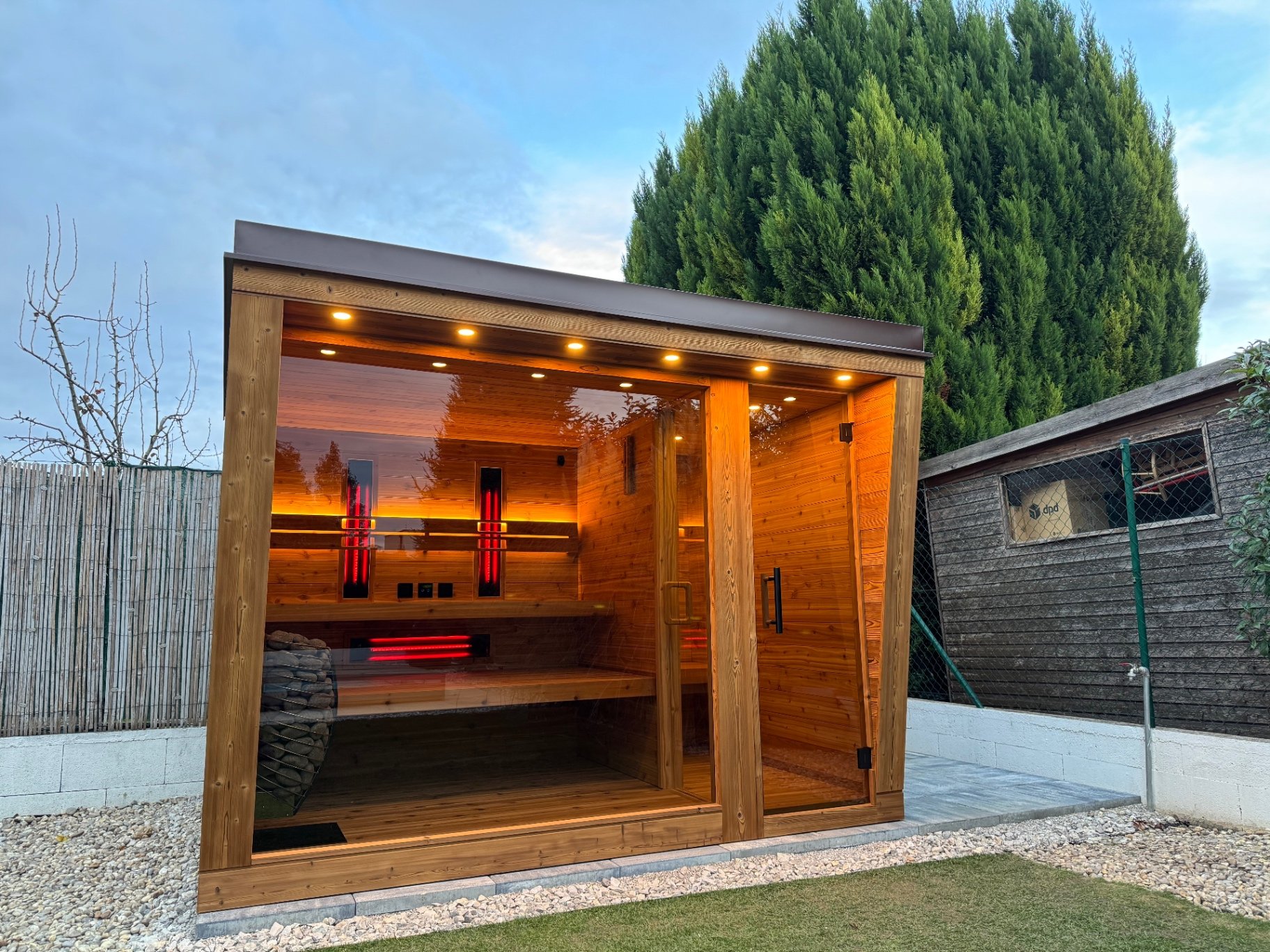Exteriérová kombinovaná sauna s presklením
